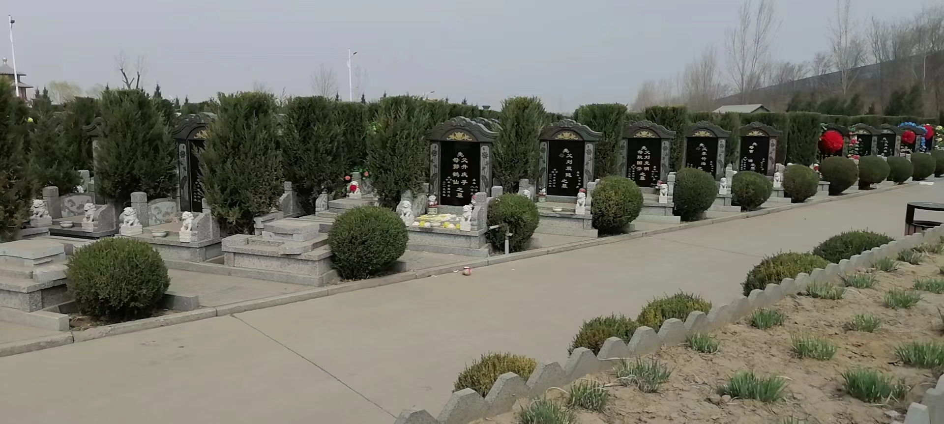 万寿园公墓为您普及政策规定：禁止修建宗族墓地，预留活人墓，炒买、炒卖墓穴及骨灰存放格位！